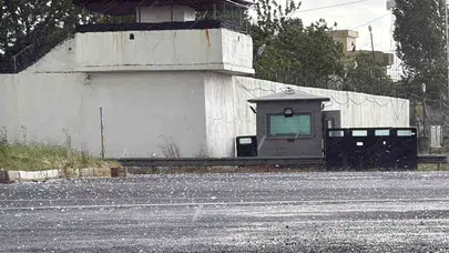 Diyarbakır’da gökyüzü bir anda karardı: Misket büyüklüğündeki dolu şehri beyaza boyadı
