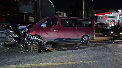 Adapazarı'nda yürekleri ağza getiren kaza: Minibüs refüje uçtu