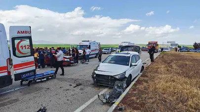 Kulu'da kavşak dehşeti: İki otomobil hurdaya döndü, 5 kişi hastanelik oldu