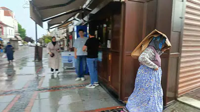 Edirne’de aniden bastıran sağanak hayatı felç etti: Vatandaşlar çareyi poşetlerde buldu