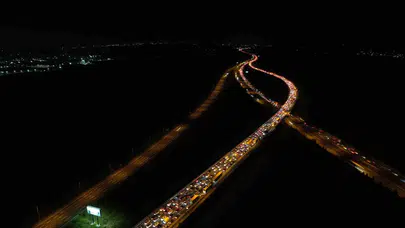 Bayram yolculuğunda kilitlenme: Sakarya’da otoyollar kilitlendi, sürücüler saatlerce bekledi