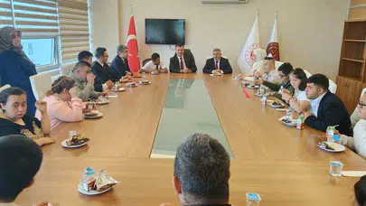 Adliye koridorlarında eşine az rastlanır bir duruşma: Hakim koltuğuna oturdular, kötülüğe karşı sevgi kararı aldılar