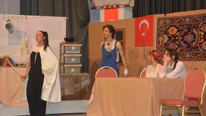 Demirci’de sanat rüzgarı: Gençlerin hünerleri sahne ve tuvale yansıdı