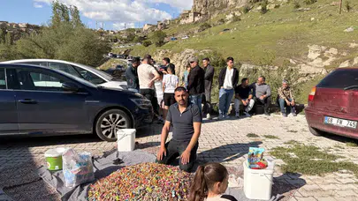Aksaray’da asırlık gelenek: Mezarlıkta şeker karıştırıp dua ediyorlar