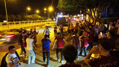 Antalya’da kupa gecesi: Trabzonspor taraftarı şampiyonluğu sokaklara taşıdı