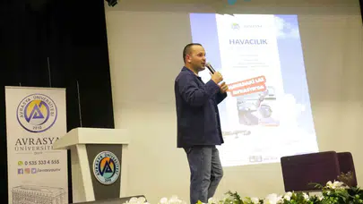 Gökyüzünün Trabzonlu sesi üniversiteli gençlerle buluştu: Havadaki Laz'dan şehre uçaklı ulaşım projesi
