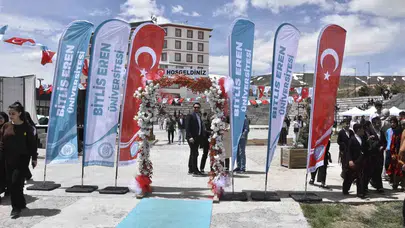 Bitlis Eren Üniversitesi’nde bahar coşkusu: Rektör Elmastaş öğrencilerle halay çekti
