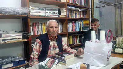 İğne iplikten kelimelerin dünyasına: 83 yaşındaki terzi ömrünü kitaplara adadı