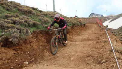 Zirvede adrenalin dolu hafta sonu: Palandöken pedal tutkunlarını ağırladı