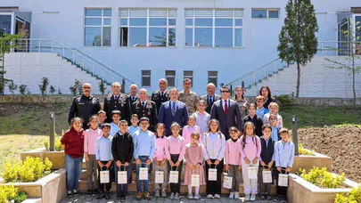 Vali Sözer'den minik öğrencilere moral ziyareti: Geleceğin mimarlarıyla bir araya geldi