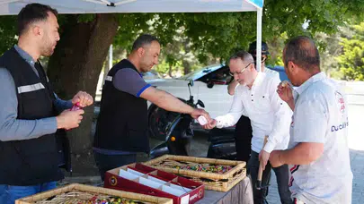 Düzce’de bayram sabahı duygusal anlar: Kabristan ziyaretçilerine belediyeden sıcak dokunuş