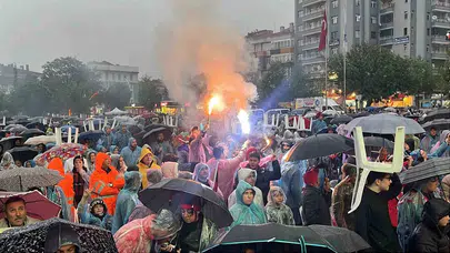 Çorum'da tarihi gece: Sağanak yağışa rağmen meydanlar kırmızı-siyah renklere boyandı