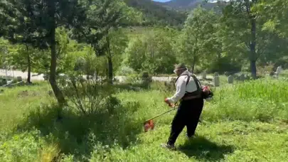 Bayramda örnek davranış: Mezarlığı kendi elleriyle pırıl pırıl yaptı