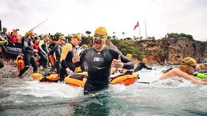 Akdeniz'in sularında dev buluşma: 27 ülkeden 750 sporcu Antalya'da kulaç attı