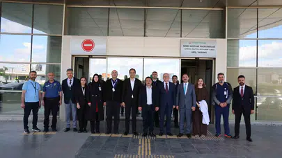Bayram sevincini hastane odalarına taşıdı: Vali Çiçek’ten anlamlı ziyaret