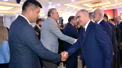 Manisa'da bayram coşkusu: Protokol Öğretmenevi'nde bir araya geldi