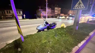 Tavşanlı’da motosiklet dehşeti: Kavşakta kontrolü kaybetti, 3 kişi hastanelik oldu