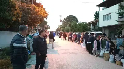 Cami çıkışında bayram havası: Miniklerin yüzündeki tebessüm asırlardır değişmiyor