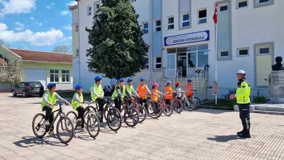 Minik öğrencilere trafik dersi: Jandarma ekipleri sahaya indi, kurallar oyunla öğretildi
