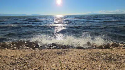 Van Gölü’nde dev dalgalar kıyıları dövdü: Doğa tutkunları o anları kaçırmadı