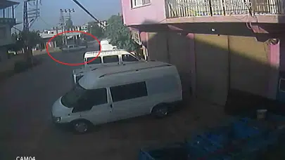 Hassa'da kavşak dehşeti: İki araç birbirine girdi, o anlar saniye saniye kaydedildi