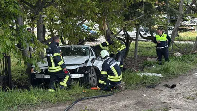 Burdur’da direksiyon başında kabus: Kontrolden çıkan araç ağaca saplandı