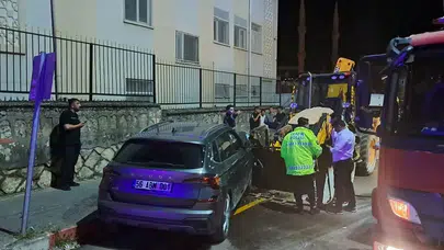Siirt’te okul önünde dehşet anları: İş makinesiyle çarpışan otomobildeki 5 kişi hastanelik oldu