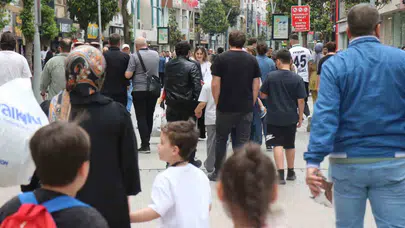 Sakarya’da bayram bereketi: Çarşı pazar doldu taştı, esnafın yüzü güldü
