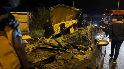 Kilis-Öncüpınar yolunda dehşet anları: Park halindeki tıra çarpan otomobilde can pazarı