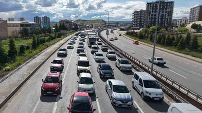 Kilit kavşakta bayram yoğunluğu: 43 ilin bağlantı noktasında araçlar kuyruk oluşturdu