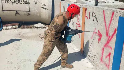 Olası afetlere karşı tam donanımlı hazırlık: Mehmetçik enkazda hayat kurtarmak için sahaya indi