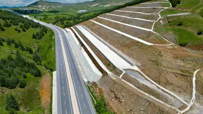 Afyonkarahisar’da sürücülere kabus dolu anlar: Milyonluk önlem çatladı, yol çökme tehlikesiyle karşı karşıya