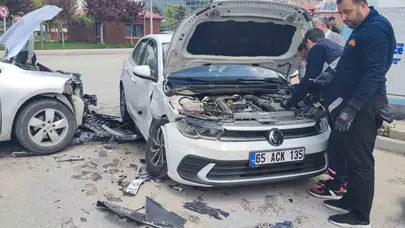 Van’da otomobiller çarpıştı: Cadde savaş alanına döndü, bir kişi hastanelik oldu