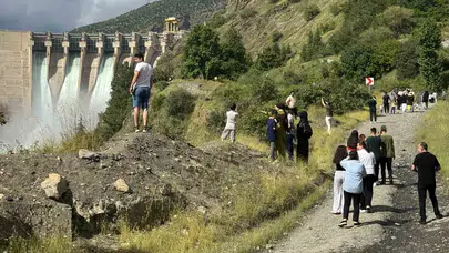 7 yılın ardından gelen devasa şov: Karakaya Barajı’nda sular gökyüzüne yükseliyor