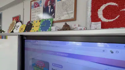 Sınıfın yeni misafirleri dersi unutturdu: Akıllı tahtada başlayan mucizevi hayat