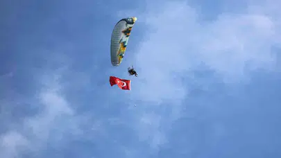 Nazilli semalarında bayram şöleni: Türk bayrağı gökyüzünde dalgalandı