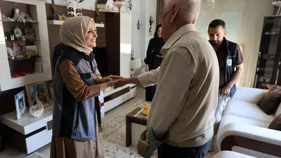 Bayram sofralarının bereketi Kartepe’de paylaşıldı: Alo Evlat ekipleri büyüklerin yüzünü güldürdü