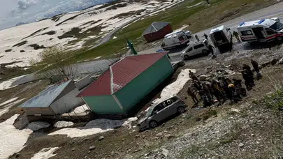 Hakkari yolunda korkutan kaza: Araç kontrolden çıktı, 4 kişi yaralandı