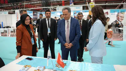Gençlerin kariyer yolculuğuna tam destek: Rektör Akpolat fuar alanında nabız tuttu