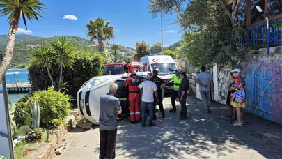 Bodrum’da korku dolu anlar: Kontrolden çıkan otomobil duvara çarpıp yan yattı