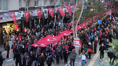 Samsun sokakları kırmızı beyaza boyandı: 1919 metrelik dev bayrakla unutulmaz gece