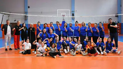 Sahada ter döktüler, tribünde değil: Anneler ve çocukları voleybol filelerinde buluştu