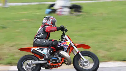 Uşak’ta motor sporları rüzgarı: Pistte nefes kesen rekabet başladı