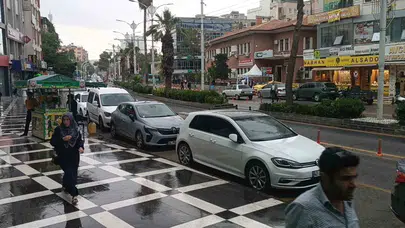 Şanlıurfa’da güneşli günlere veda: Aniden bastıran yağmur hayatı felç etti