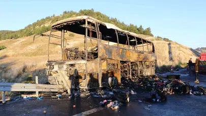 Denizli’de gece yarısı dehşeti: 8 can kaybı, otobüs küle döndü
