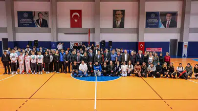 Gençlerin enerjisine ortak oldu: Vali Sözer'in Pazaryeri mesaisi
