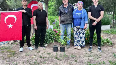 Evlat acısını çiçeklerle dindirdiler: Gençlerden şehit annesine duygusal ziyaret