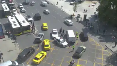 Beşiktaş’ta görev başındaki polise dehşet anları: Ticari araç çarptı
