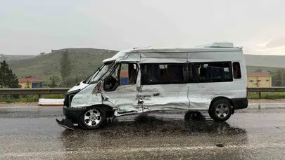 Ankara'da dehşet anları: İşçi servisi ile tır çarpıştı, ortalık savaş alanına döndü