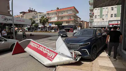 Antalya'da korkutan kaza: Kontrolden çıkan araç tabelayı yerinden söktü